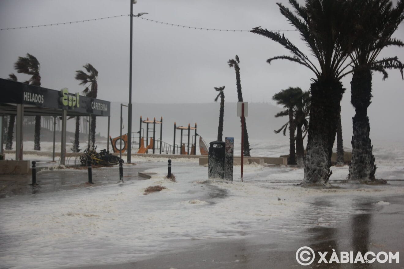 Destrozos del temporal de lluvia, viento y mar en Xàbia (31)