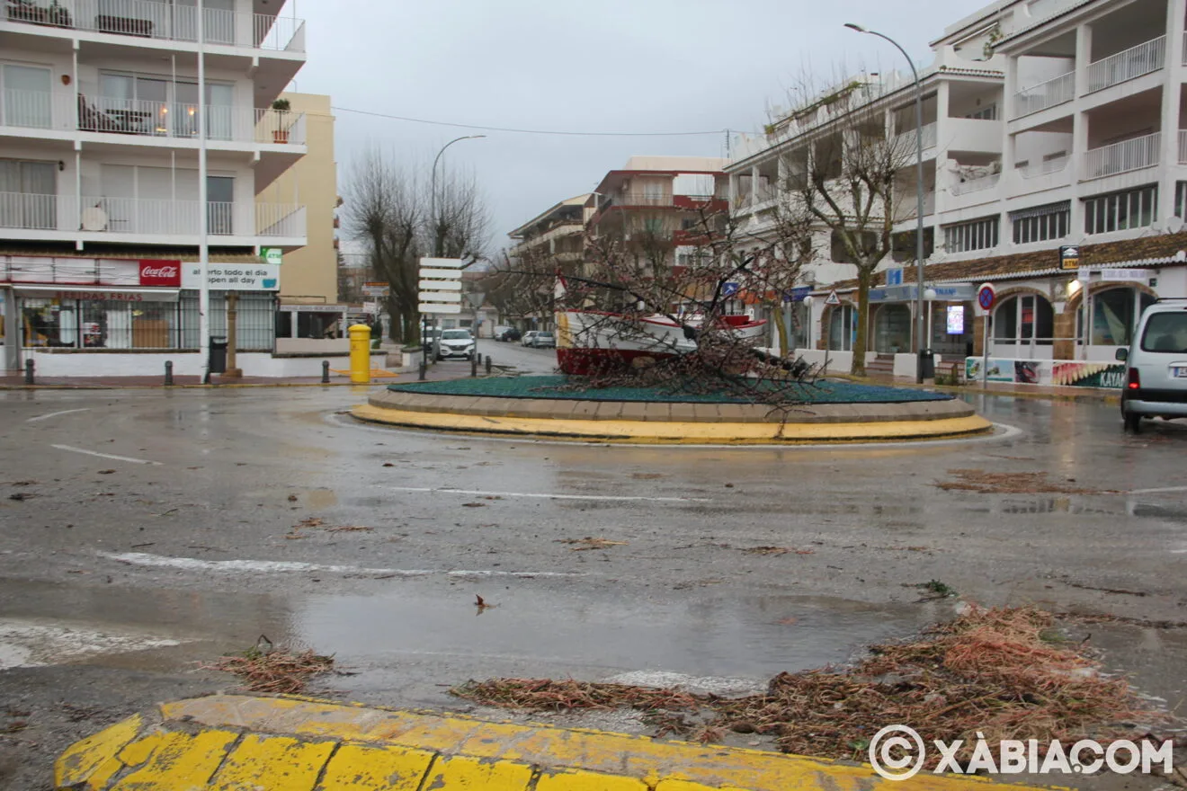 Destrozos del temporal de lluvia, viento y mar en Xàbia (33)