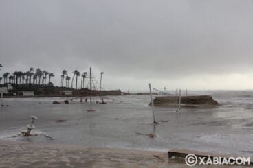 Destrozos del temporal de lluvia, viento y mar en Xàbia (36)