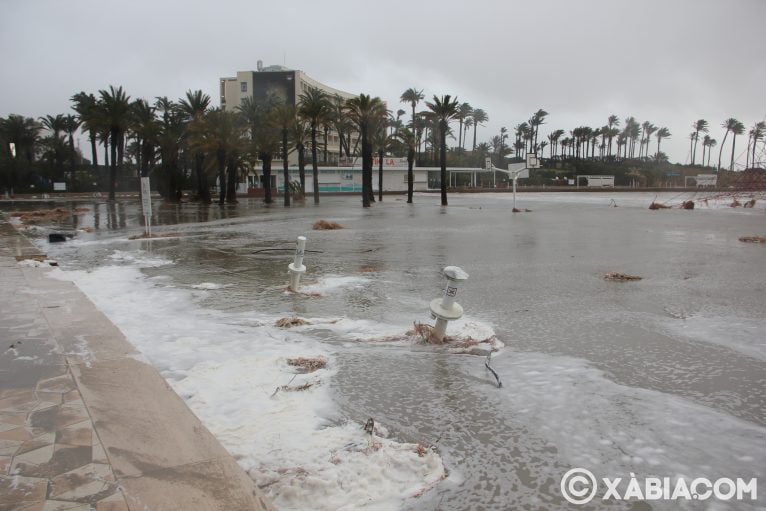 Destrozos del temporal de lluvia, viento y mar en Xàbia (37)