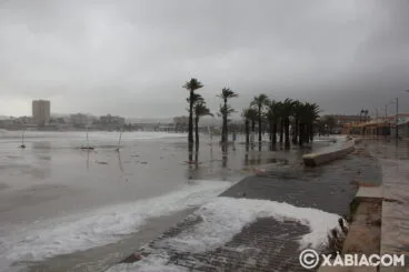 Destrozos del temporal de lluvia, viento y mar en Xàbia (39)