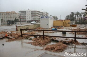 Destrozos del temporal de lluvia, viento y mar en Xàbia (40)