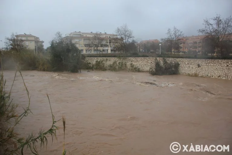 Destrozos del temporal de lluvia, viento y mar en Xàbia