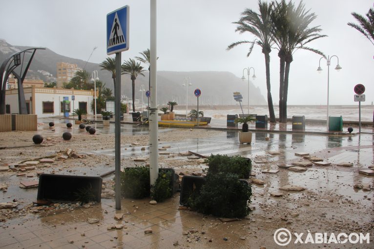 Destrozos del temporal de lluvia, viento y mar en Xàbia (50)