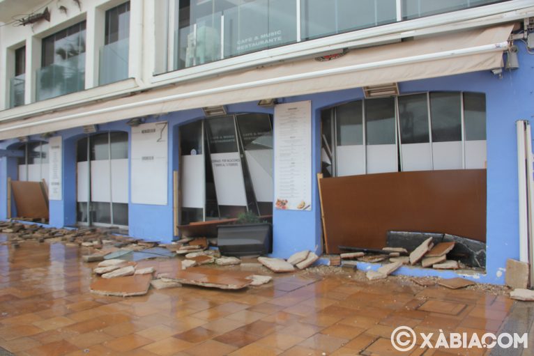 Destrozos del temporal de lluvia, viento y mar en Xàbia (51)