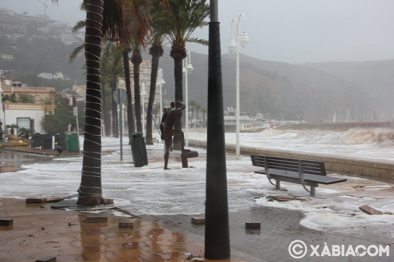 Destrozos del temporal de lluvia, viento y mar en Xàbia (53)