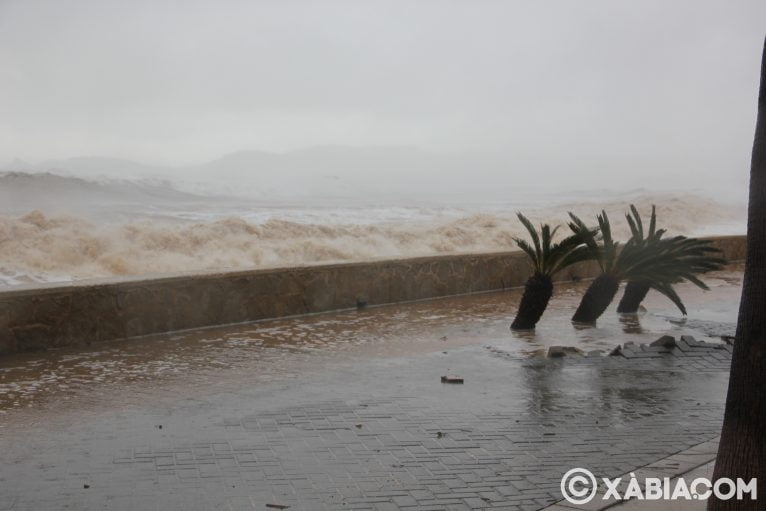 Destrozos del temporal de lluvia, viento y mar en Xàbia (54)