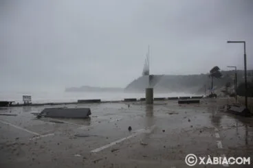 Destrozos del temporal de lluvia, viento y mar en Xàbia (6)