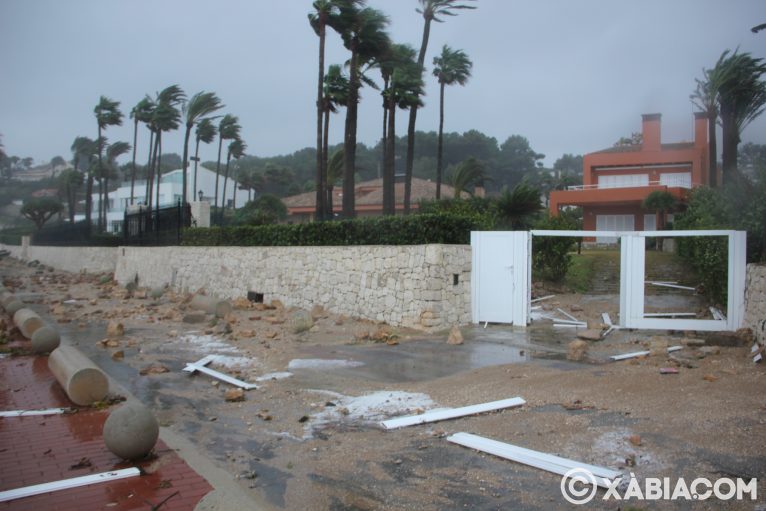 Destrozos del temporal de lluvia, viento y mar en Xàbia (9)