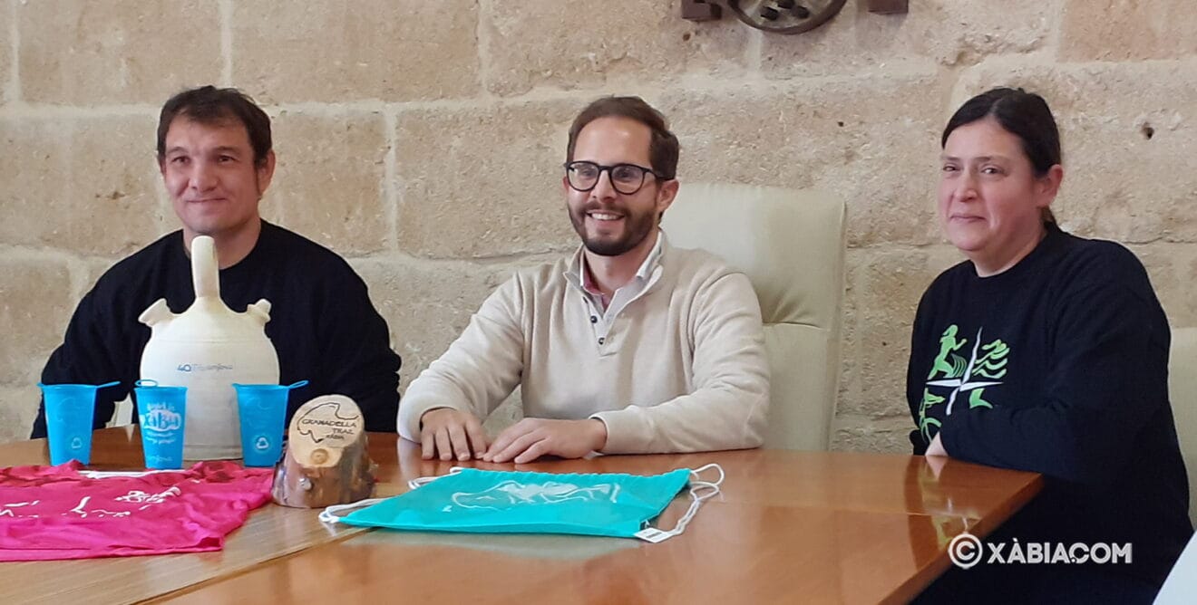 El Concejal de deportes con miembros del Club Llebeig
