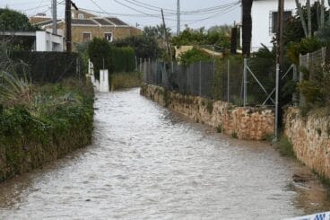 El desborde del río llena de agua los caminos cercanos