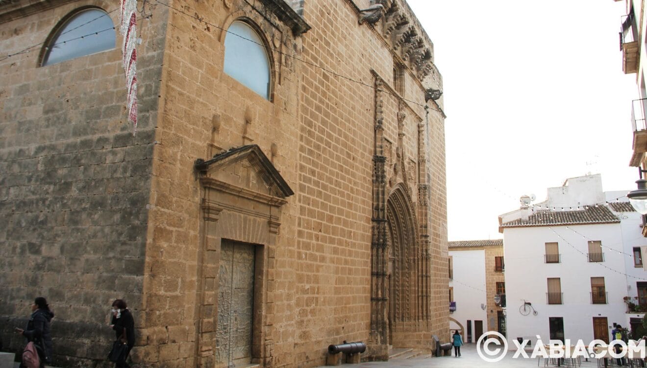 Vista lateral de la entrada principal de la iglesia de San Bartolomé de Xàbia