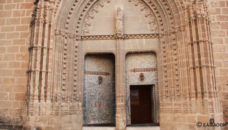 Entrada principal a la Iglesia de San Bartolomé de Jávea