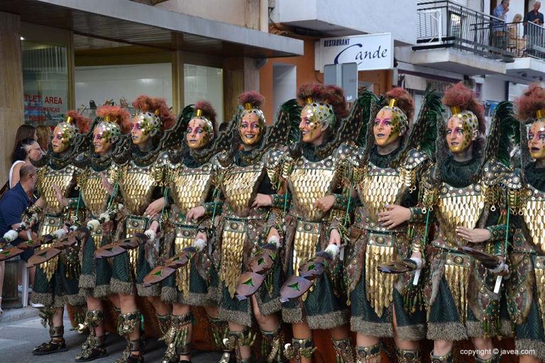 Escuadra femenina de la Filà Faciners en el desfile de 2019