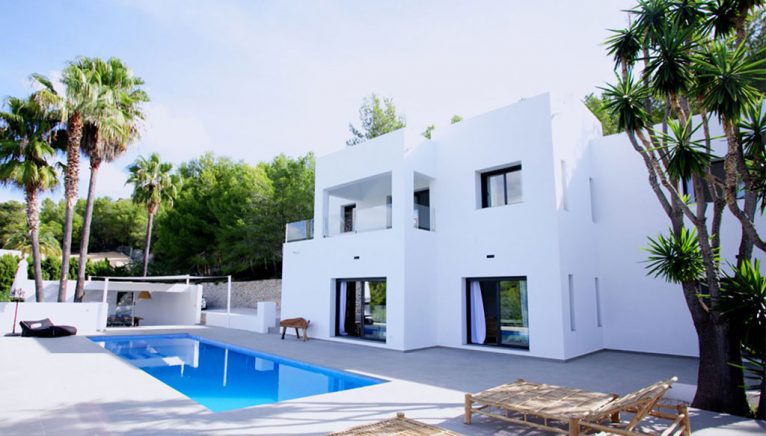 Fachada blanca de estilo ibicenco en una villa exclusiva - Fine & Country Costa Blanca Norte