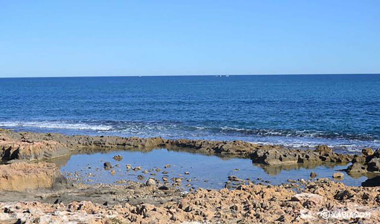 Formación de piscinas de agua de mar en las rocas el Primer Montañar