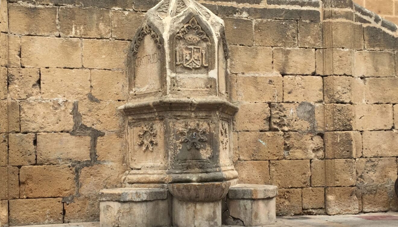 Detalle de la fuente apoyada en la doble escalinata en la Iglesia de San Bartolomé de Jávea