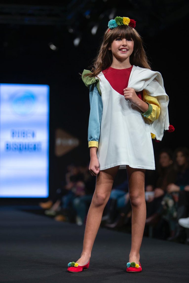 La joven modelo con el look diseñado y confeccionado por Rubén