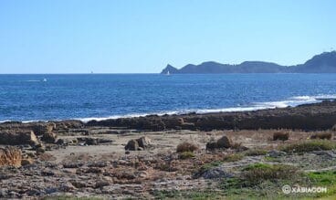 La playa del Primer Montañar es mitad de piedra tosca y mitad de piedras