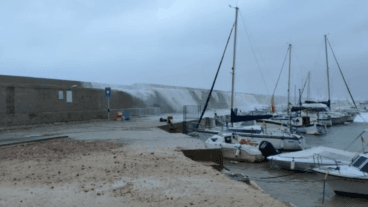 Las olas sobrepasan el dique del puerto de Xàbia
