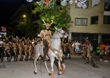 Llamativo traje de la Filà Faciners en el desfile de 2018