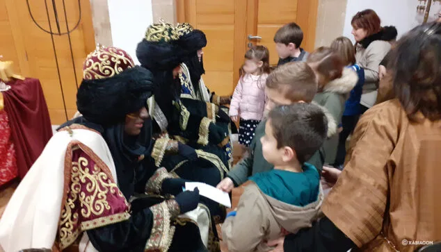 Imagen: Los pequeños entregan sus cartas