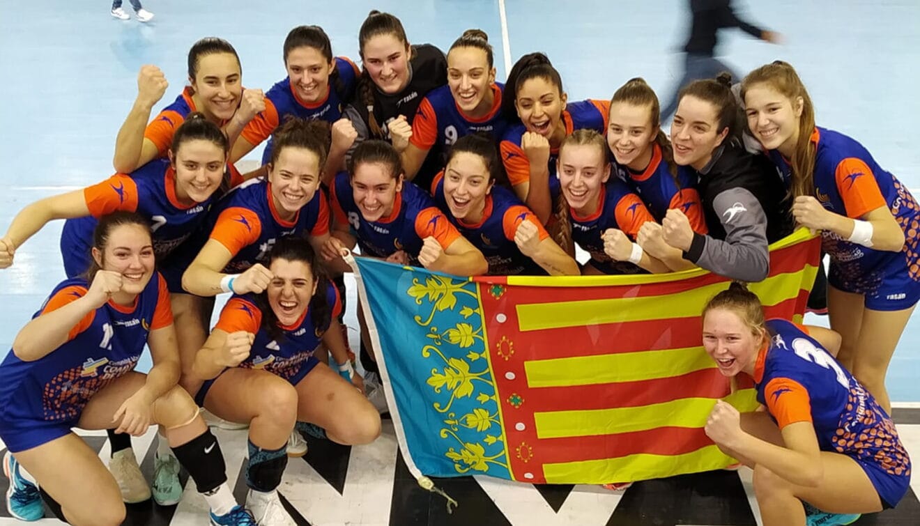 María Cardona con sus compañeras de la Selección Valenciana Juvenil Femenina de balonmano