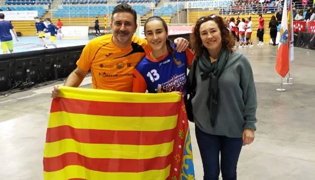 Imagen: María Cardona con sus padres en Santander