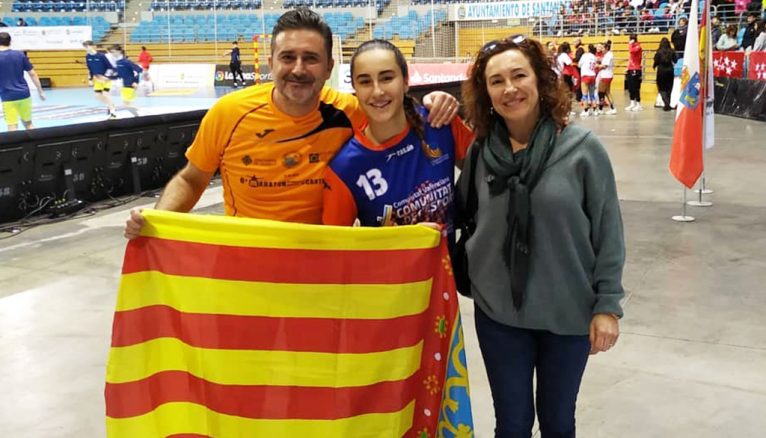 María Cardona con sus padres en Santander