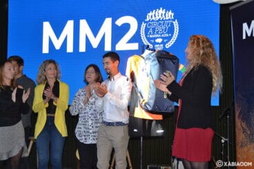 Moha y Cristina mostrando la mochila regalo del Circuit