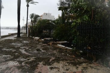 Muro de una vivienda derrumbado por el mar