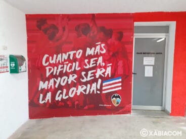 Panel de motivación en el túnel de vestuarios del CD Jávea