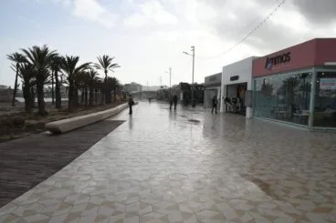 Parte del paseo de la playa del Arenal ya transitable