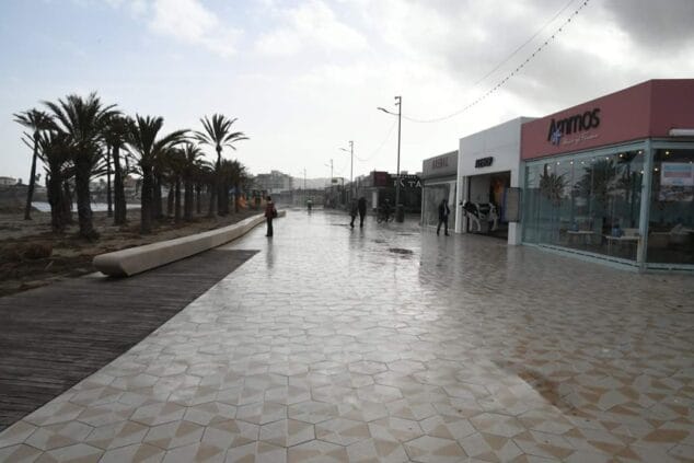 Imagen: Parte del paseo de la playa del Arenal ya transitable