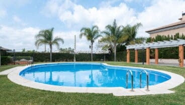 Piscina y jardín comunitarios en un apartamento en venta en la Avenida Augusta de Jávea –  Inmobiliaria Belen Quiroga