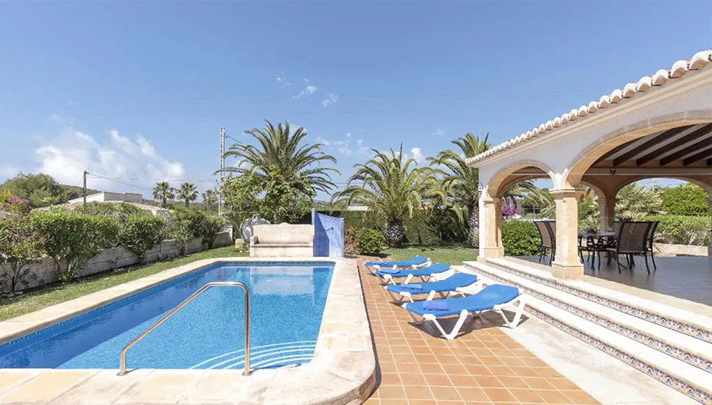 Piscina en una villa de alquiler vacacional en Jávea - Quality Rent a Villa