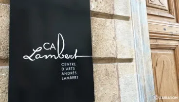 Placa en la entrada del Centre d’Arts Ca Lambert en Xàbia