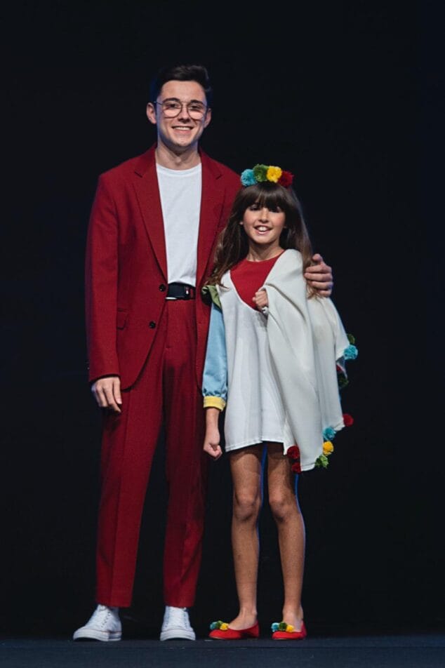 Imagen: Rubén Bisquert junto al diseño premiado