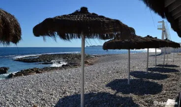 Sombrillas a pie de playa