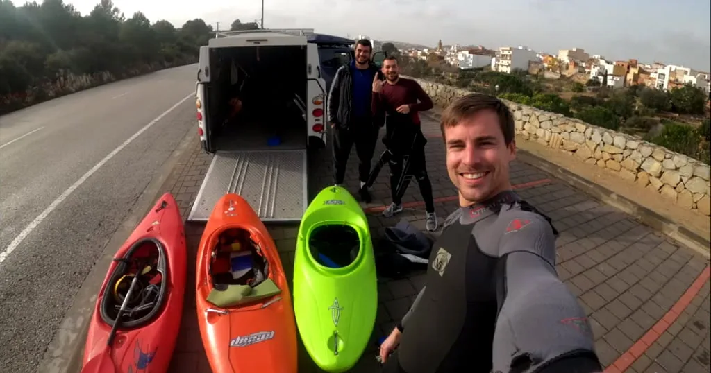 Tres jóvenes de Xàbia descienden el río Gorgos en piragua