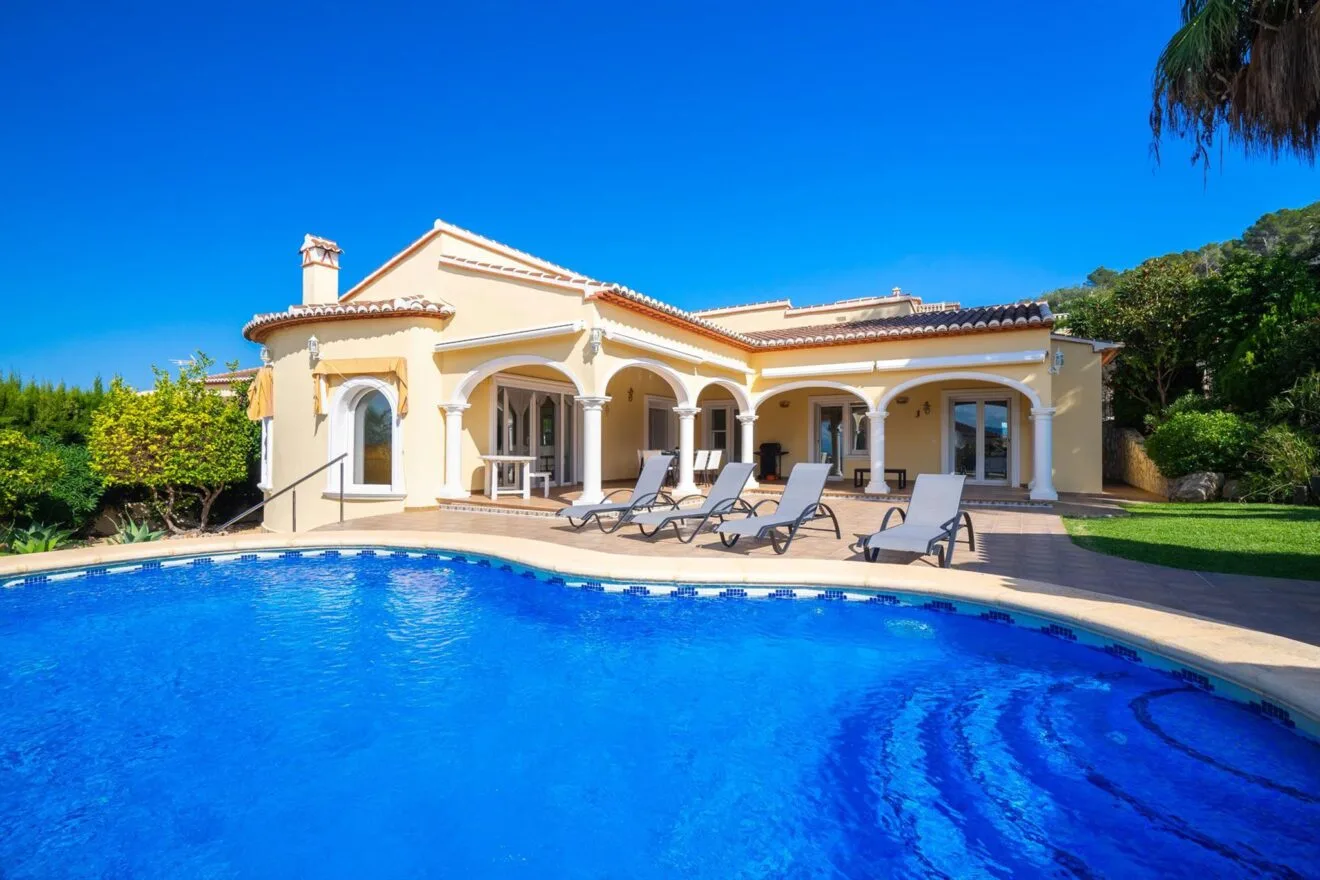 Tumbonas en una casa de vacaciones en Jávea - Aguila Rent a Villa