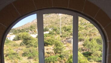 Ventana curva bajo un arco – Alucardona Pvc y Aluminios, S.L.