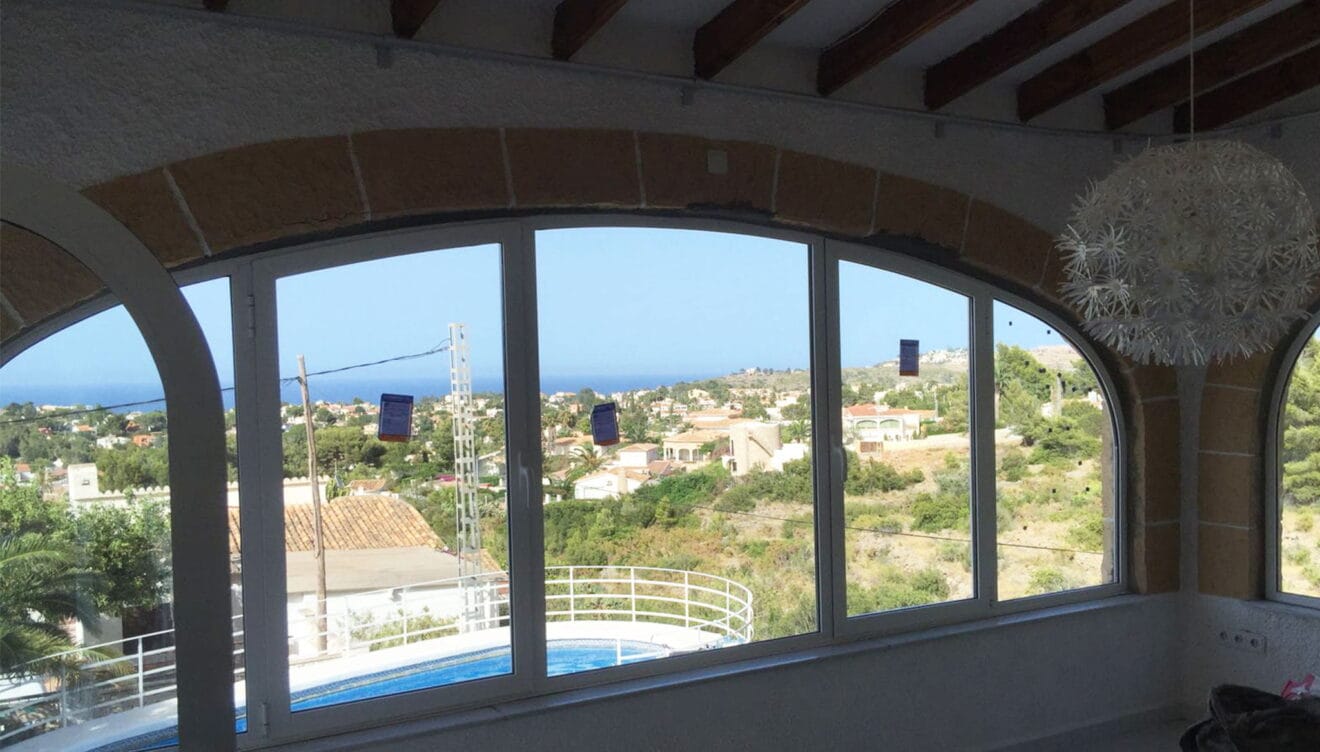 Ventana curva ajustada a un arco - Alucardona Pvc y Aluminios, S.L.