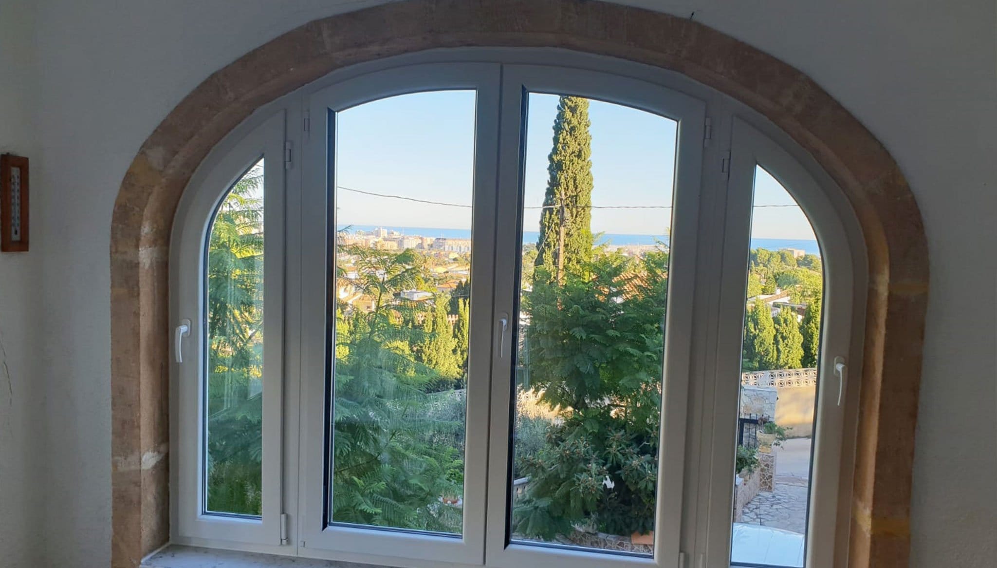 Выпуклые окна в доме