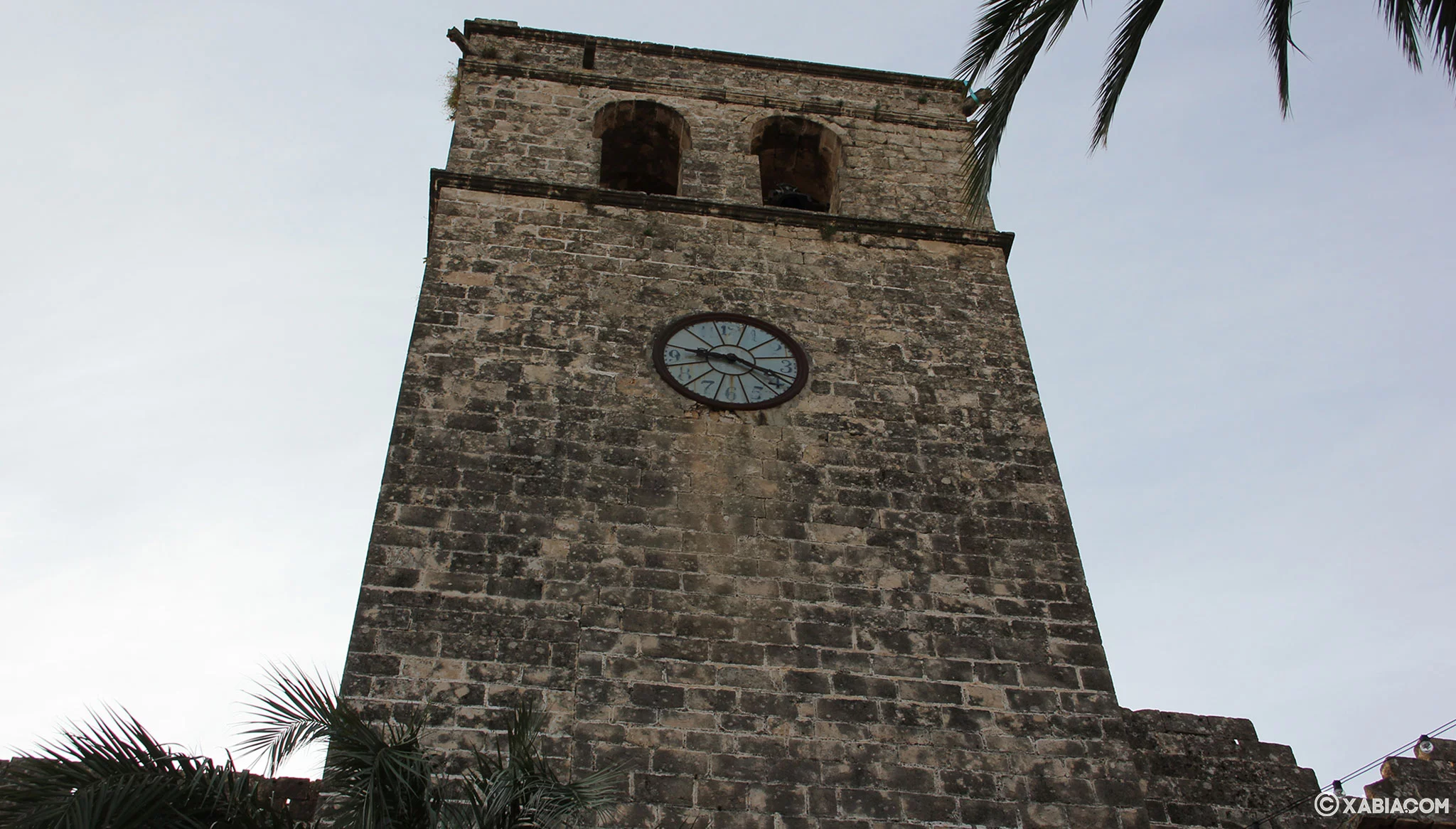 Vista desde abajo del campanario de la Iglesia Fortaleza de San Bartolomé