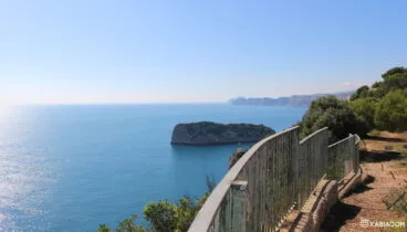 Vistas desde Les Pesqueres mirando al sur: Isla del Descubridor, costa de Teulada-Moraira y Peñón de Ifach