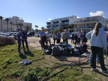 Voluntarios tras finalizar la jornada de limpieza