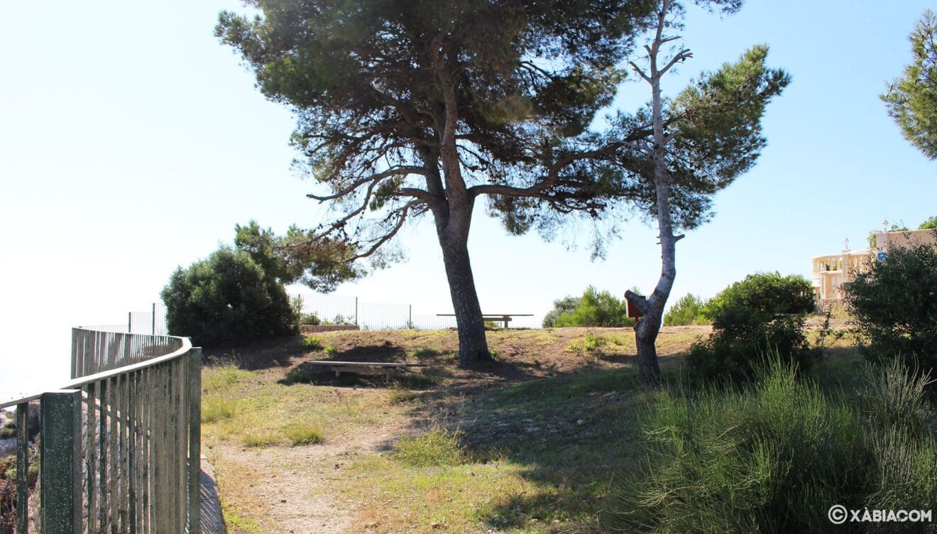 Zona con bancos en el mirador de Les Pesqueres