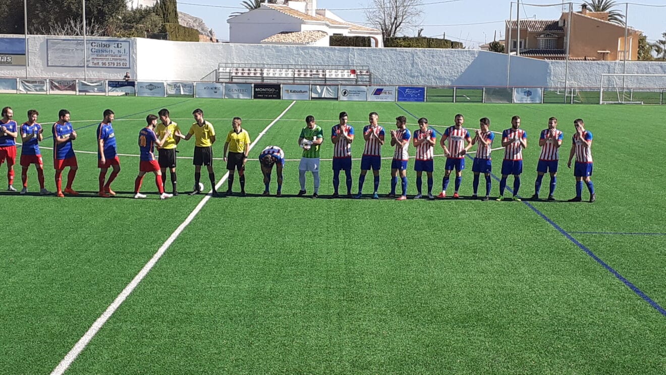 Ambos equipos en el inicio del partido