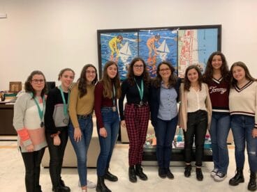 Alumnas del María Inmaculada en la recepción con Mónica Oltra
